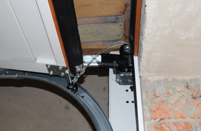 Off-Track Door Realignment Hebron